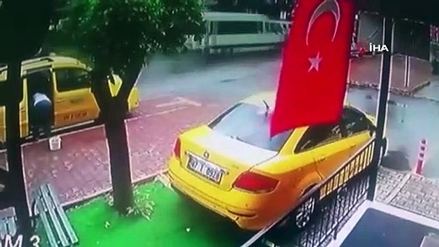 Park halindeki aracını temizleyen taksici ölümden döndü