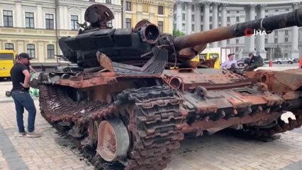 Bucha ve Irpin'de imha edilen Rus tankları Kiev'de sergileniyor