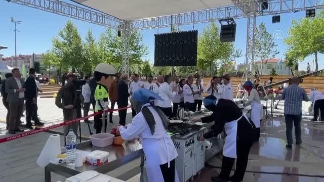 Aşçılar unutulmaya yüz tutmuş lezzetler için yarışıyor