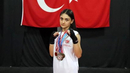 17 yaşındaki Selvinaz, kick boksta dünya şampiyonu oldu