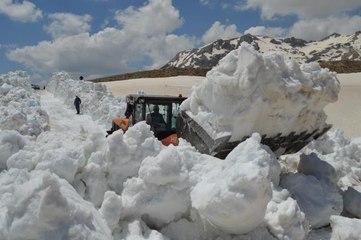 Antalya'nın yaylalarında inanılmaz karla mücadele çalışması