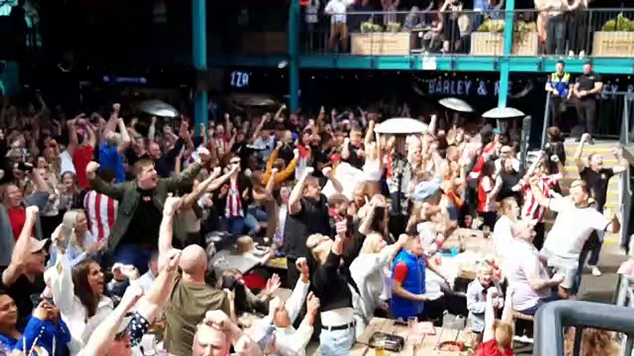 Stack Seaburn goes wild as Sunderland score at Wembley - video Dailymotion