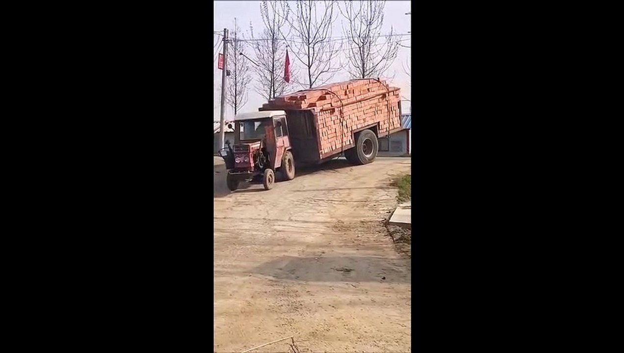 Un tout petit tracteur tire une énorme remorque