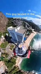 Ce parachutiste atterrit sur le toit d'un immeuble et se fait tomber dessus par la sécurité