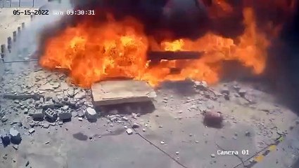 Télécharger la video: Le réservoir d'une station-service de gaz explose spontanément