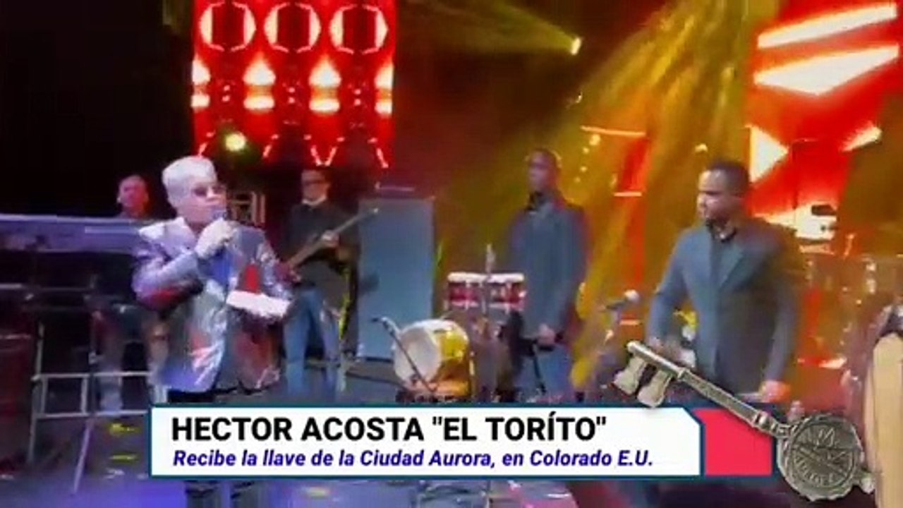 Héctor Acosta (El Torito) recibe la llave de la ciudad de Aurora en Denver, Colorado.