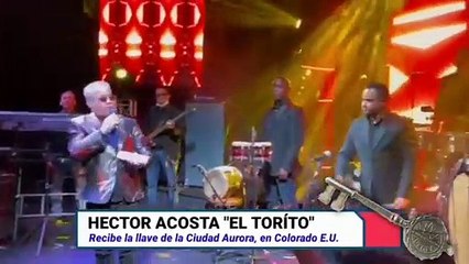 Héctor Acosta (El Torito) recibe la llave de la ciudad de Aurora en Denver, Colorado.