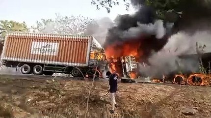 Descargar video: Gujarat Road Accident : Video : तीन ट्रकों की भिड़ंत में धमाके के साथ लगी आग, 2 जिंदा जले