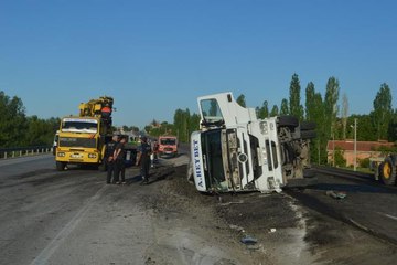 Afyonkarahisar'da devrilen kömür yüklü tır ulaşımı aksattı