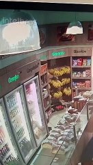 Cachorro "aussalta" salame de padaria em Criciúma