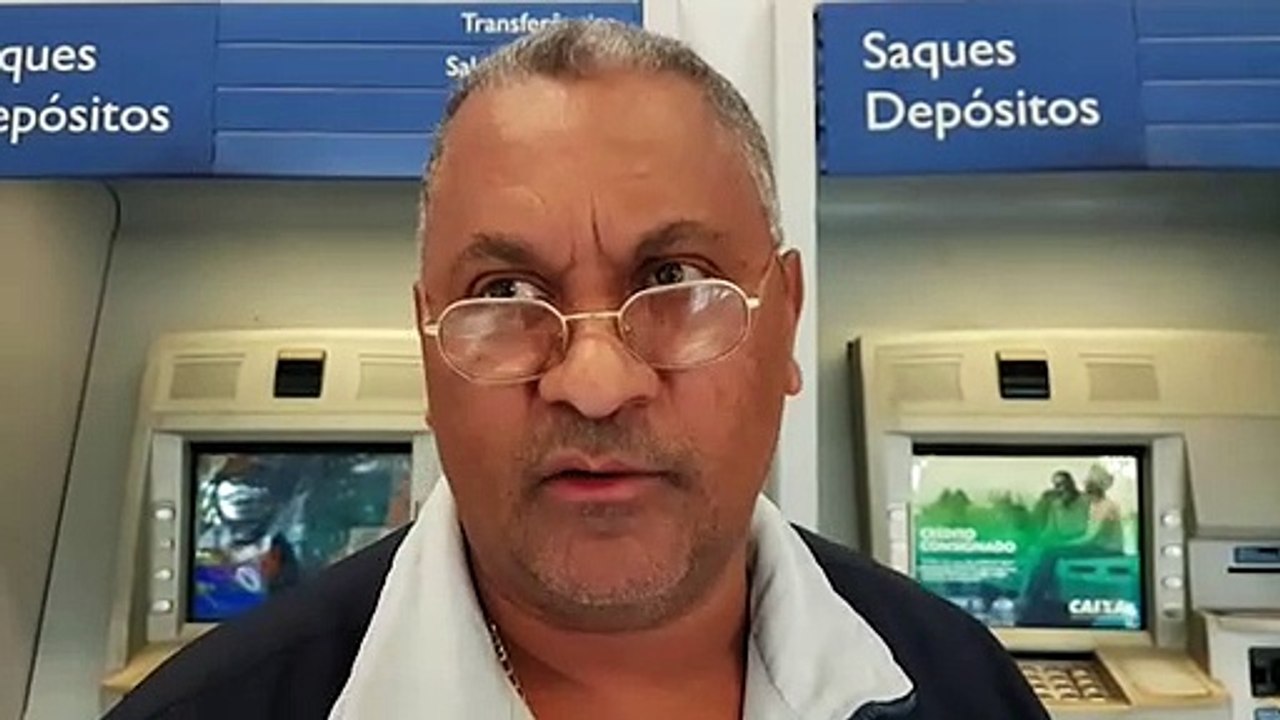 Alerta: "Estão clonando os cartões", diz cliente de banco que encontrou aparelho dentro do caixa eletrônico