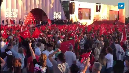 Kılıçdaroğlu sanatçılar ile birlikte "Eşkıya Dünyaya Hükümdar Olmaz" türküsünü söyledi