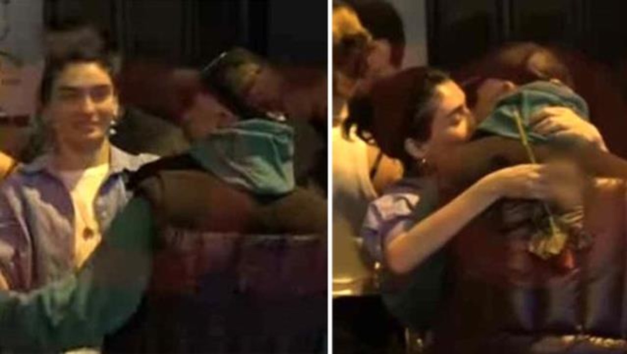 Hazar Ergüçlü ile yönetmen Onur Ünlü dudak dudağa görüntülendi