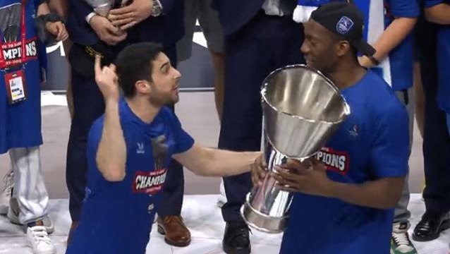 Anadolu Efes kaptanından büyük incelik! Doğuş Balbay'ın hareketi spikeri bile şaşırttı