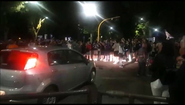 Fiorentina Juventus, la gioia dei tifosi viola fuori dallo stadio