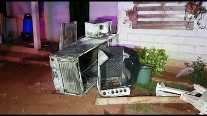 Casa fica destruída por incêndio criminoso em Rio do Salto; após desentendimento funcionário teria ateado fogo no imóvel