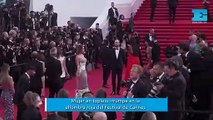 Mujer en topless irrumpe en la alfombra roja del Festival de Cannes