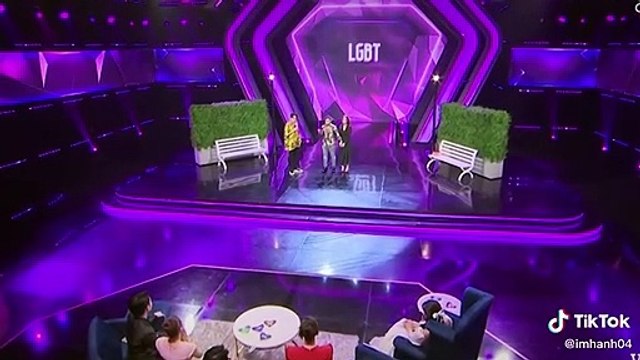 Chuyện tình chàng trai chuyển giới khiến sao Việt xúc động