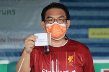 “วิโรจน์” ปั่นจักรยานสวมเสื้อ “หงษ์แดง” ไปเลือกตั้ง “ผู้ว่าฯ กทม.”