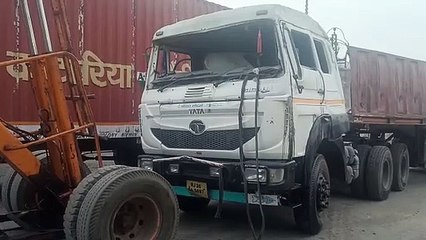 ट्रेलर पलटा, चद्दर के रोल सड़क पर बिखरे