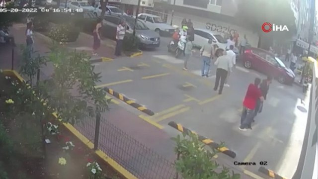 Sokak ortasında kadına şiddete taksiciden müdahale