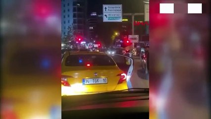Taksi şoförleriyle yolcuların ücret kavgası! Araçtan indirip dövdüler