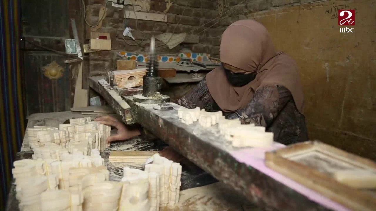 بعد مرض زوجها ووالدها..سيدة دمياطية تتحدى ظروفها وتحترف النجارة