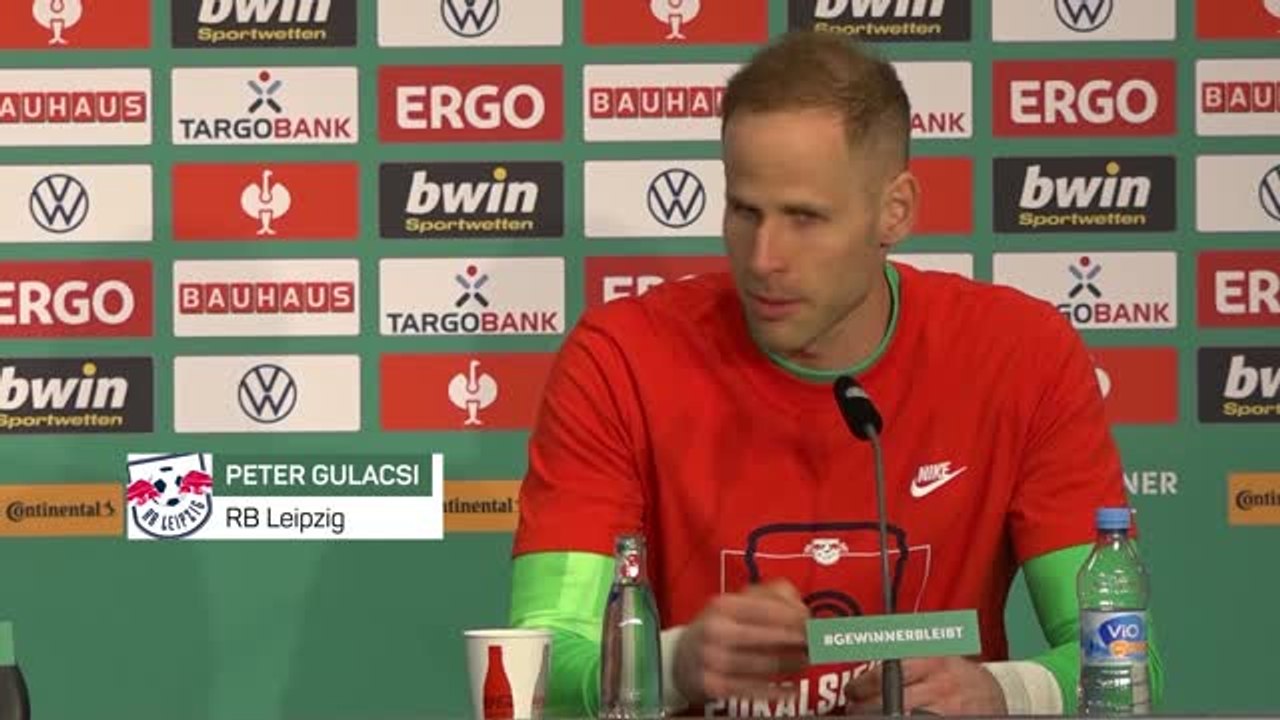 Bier? Gulacsi: "Ist bereits in der Kabine"