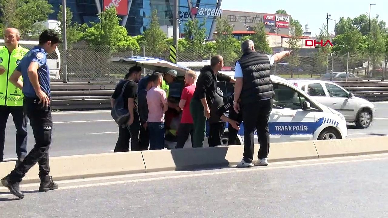 İstanbul D-100’de feci zincirleme kaza! Takla atıp yan yola savruldu, yaralılar var