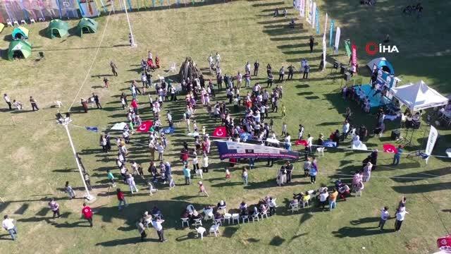 Amatör balıkçılar balık tutmak için, çocuklar geleneksel oyunlarda birinci olabilmek için yarıştı