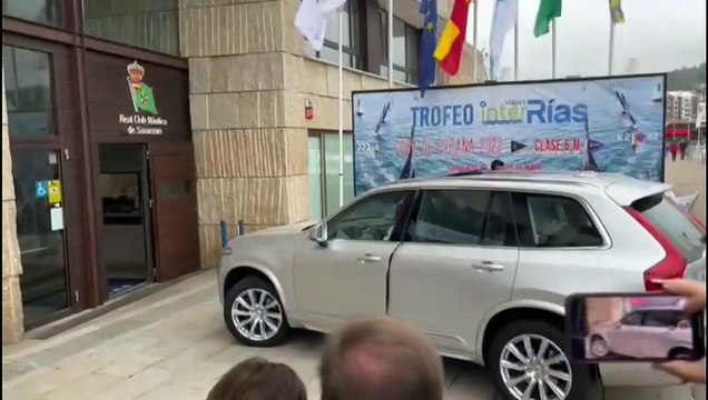 Rey Juan Carlos I atiende a los medios de comunicación en Sanxenxo