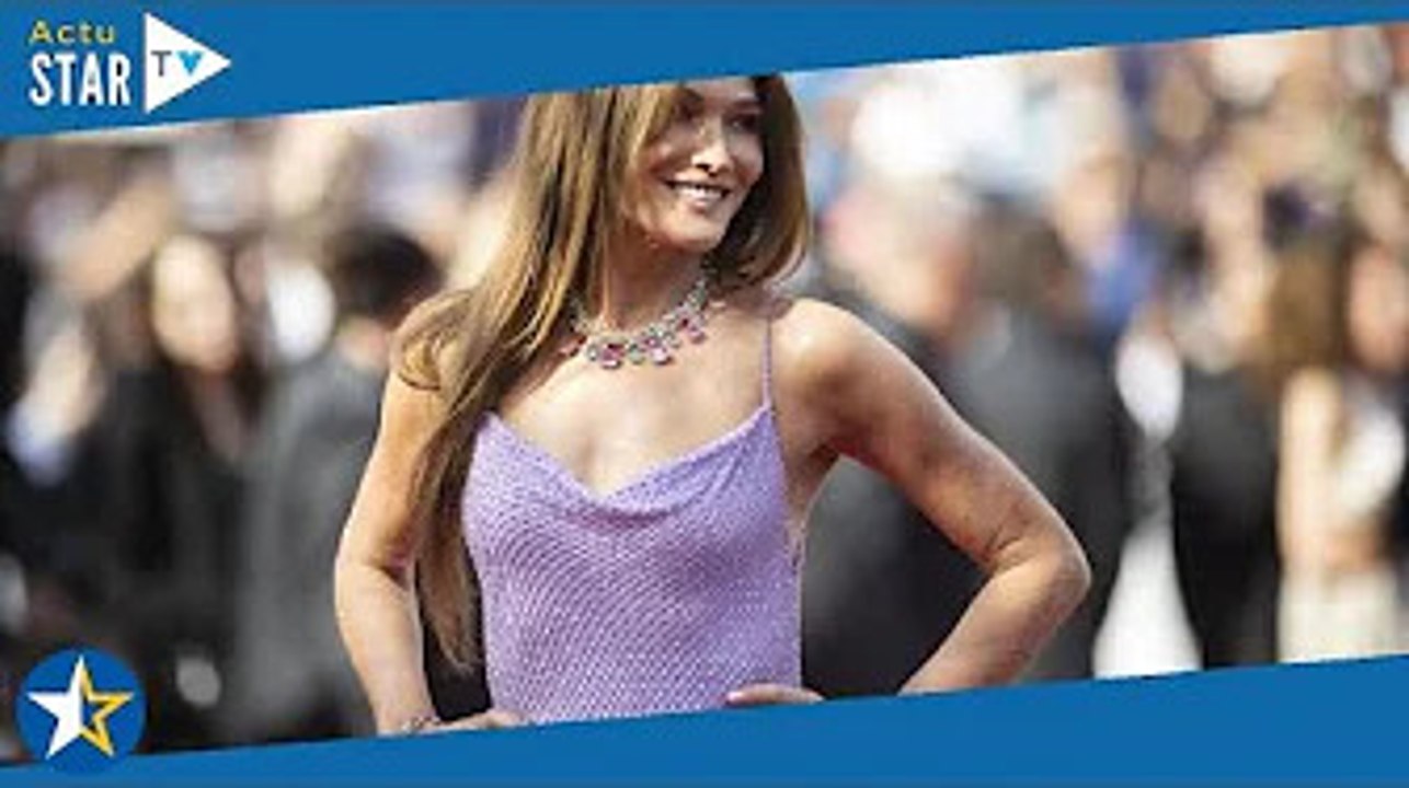 Cannes 2022 : Carla Bruni-Sarkozy sublime en longue robe mauve sur le tapis rouge