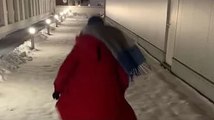 Video geht viral: Radio-Moderatorin hüpft Gemächt in den Schnee - in nur acht Sekunden und ohne ausz