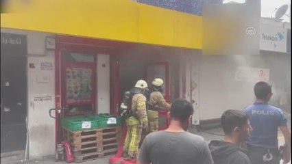 Küçükçekmece'de marketin deposunda çıkan yangın söndürüldü