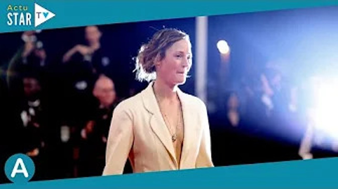 Cannes 2022 : après la sobriété, Vicky Krieps ose le décolleté en costume blanc sur le tapis rouge