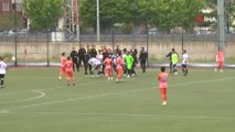Futbolcu hakeme saldırdı maç tatil edildi