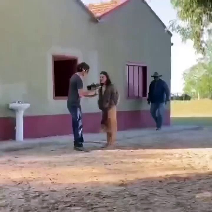 Alanis Guillen e Jesuíta Barbosa deram selinho e web definiu: 'Casal!'