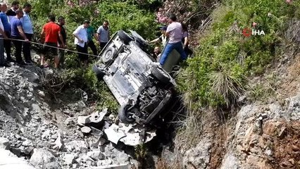 Hatay'da feci kaza.. Araçta mahsur kalan yaralı böyle kurtarıldı