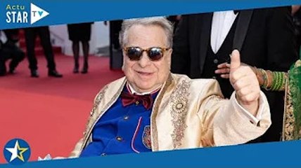 Cannes 2022 : Paul-Loup Sulitzer fait une très rare apparition en fauteuil roulant et costume dorée