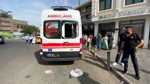 Akli dengesi yerinde olmayan şahıs park halindeki ambulansın camını kırdı