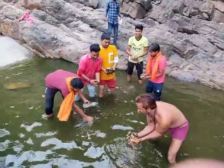 सफाई में जुटे हाथ तो निखरा कुंड