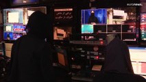 Las afganas cubren su cara en la televisión tras la imposición de los talibanes