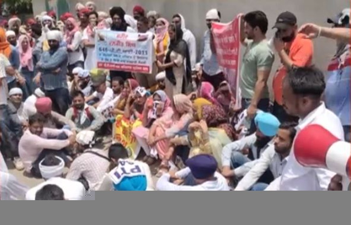 ਬੇਰੁਜ਼ਗਾਰ ਅਧਿਆਪਕਾਂ ਨੇ ਲਾਇਆ ਸਿੱਖਿਆ ਮੰਤਰੀ ਮੀਤ ਹੇਅਰ ਦੀ ਕੋਠੀ ਬਾਹਰ ਧਰਨਾ