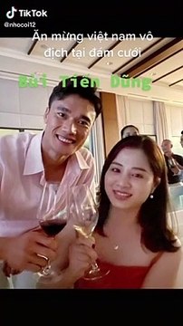 Bùi Tiến Dũng và vợ Tây biến lễ cưới thành tiệc ăn mừng Việt Nam vô địch