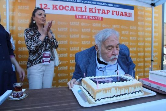 İLBER ORTAYLI'YA FUARDA DOĞUM GÜNÜ SÜRPRİZİ