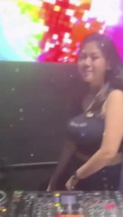 HITAM YANG MENAWAN HATI