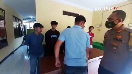 Insaf dari Geng Motor, Sejumlah Pria Datangi Polsek dan Serahkan Atribut Geng