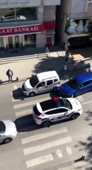 Aracını yaya yoluna park etti, geçenlere izin vermedi