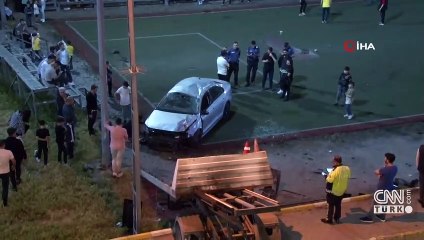 Kontrolden çıkan araç halı sahaya uçtu