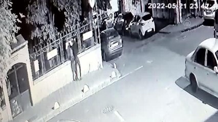 Fatih'te cami duvarındaki hadis-i şerif yazılı kağıtları yırtan şüpheli kaçtı